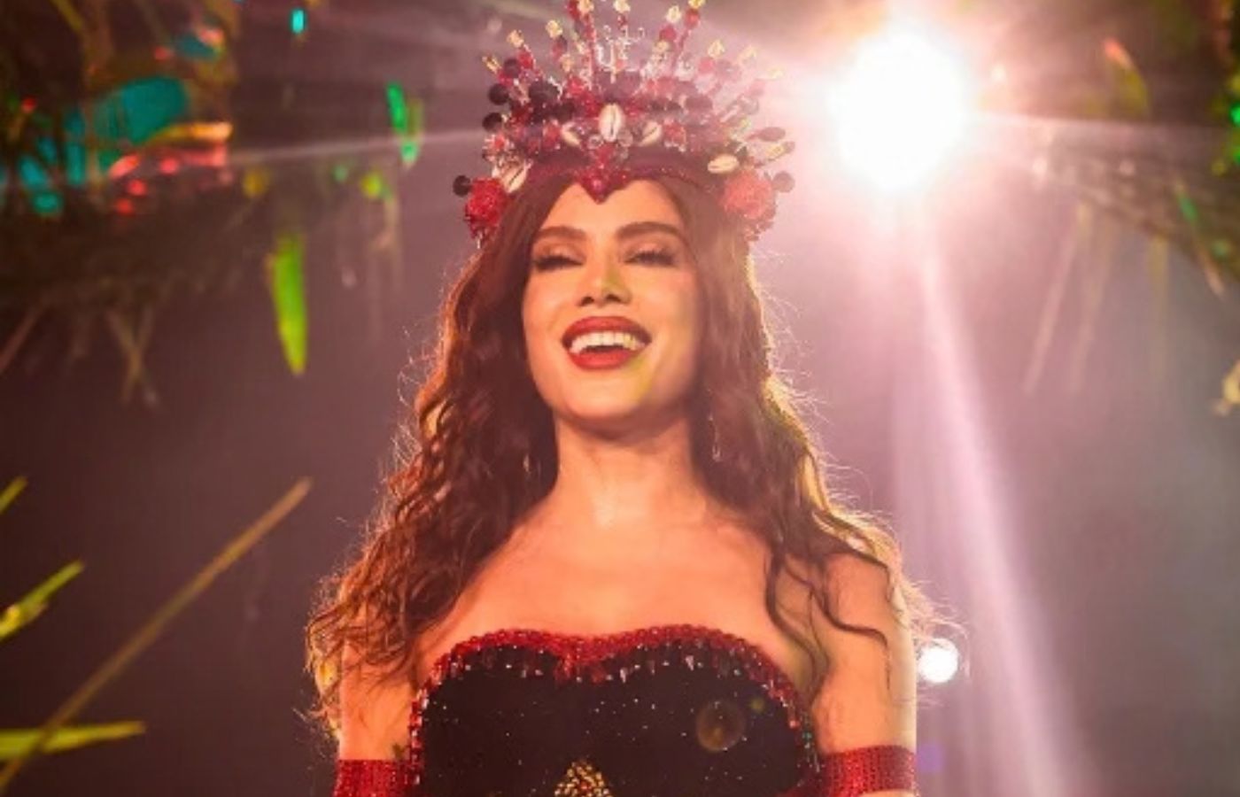 Anitta é coroada rainha de bateria da Grande Rio