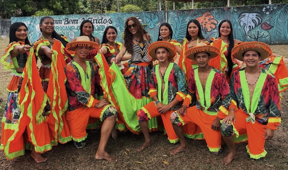 Anitta visita Belém com Natura Ekos, toma banho de igarapé e dança carimbó