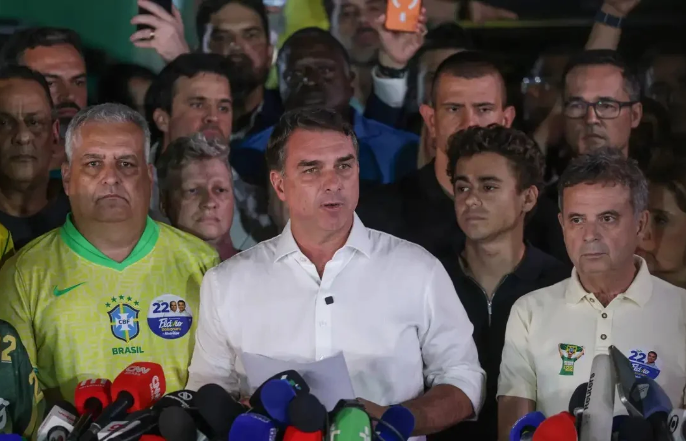 PF investiga saída de Flávio Bolsonaro do Brasil