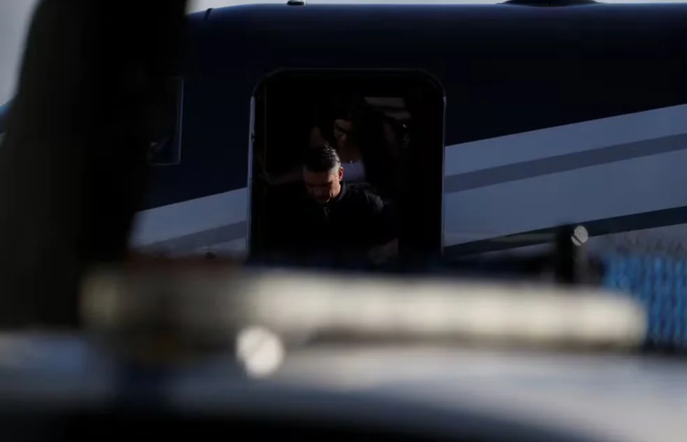 Flávio Bolsonaro chega a Miami com a família após viagem em jatinho particular