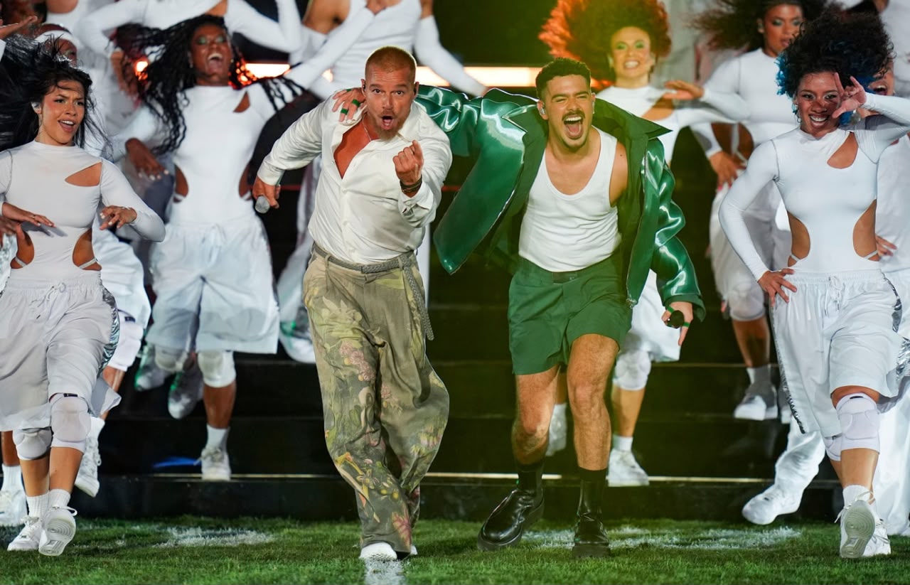 Ricky Martin e Pedro Sampaio em apresentação de "Pikito, Pikito"